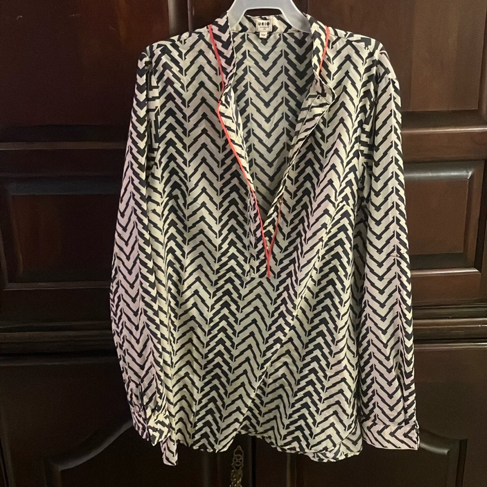 Beautifully designed dress shirt with pleats in the back for a fitted look.